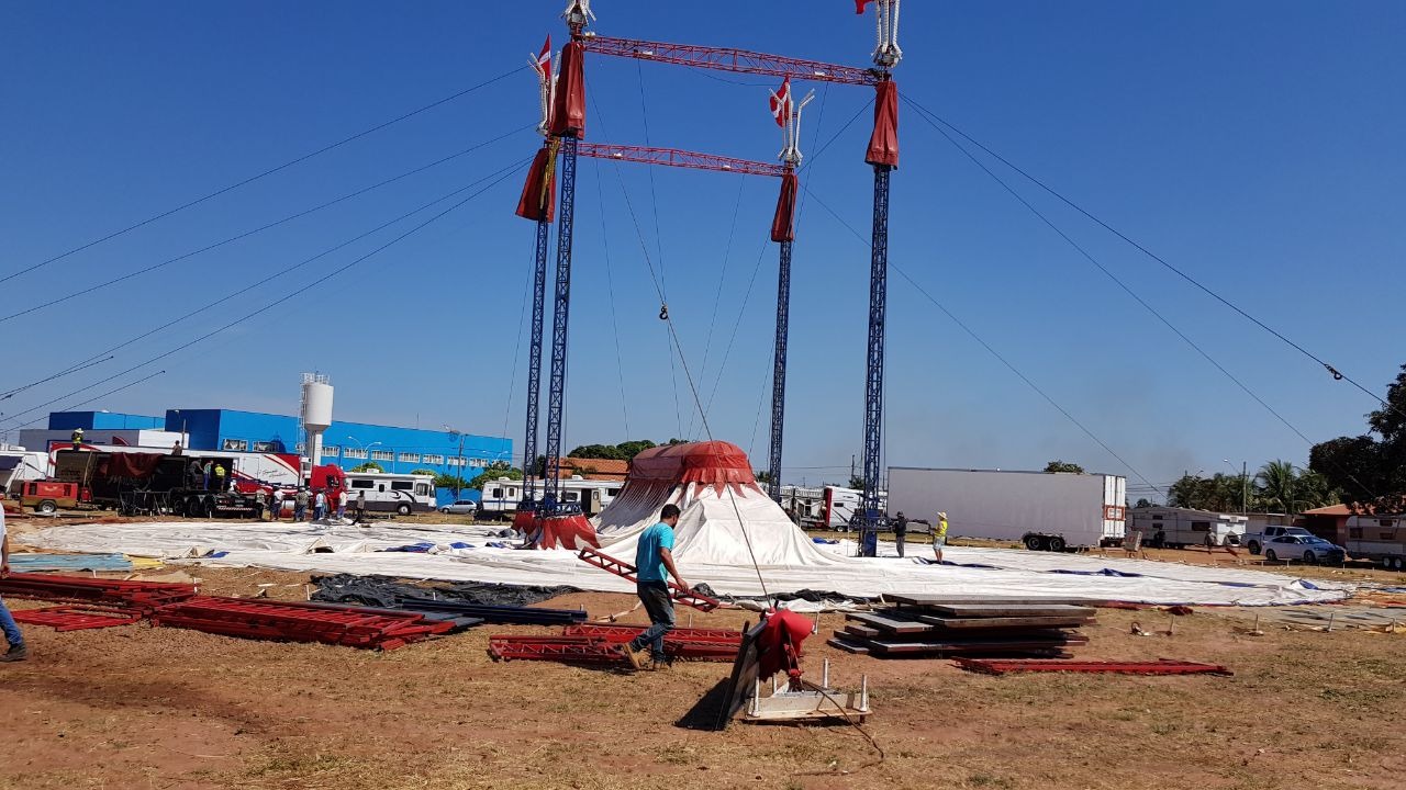 ‘Mirage Circus’, um dos maiores do Brasil, chega a Três Lagoas A estrutura ‘gigantesca’ está instalada na Avenida Fillinto Muller, em frente ao Corpo de Bombeiros. (Foto: Ricardo Ojeda/Perfil News).