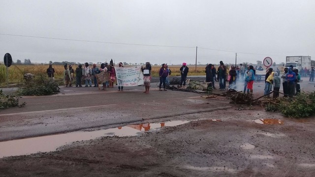 Índios em protesto na BR-163, em Caarapó (Foto: PRF/ Divulgação) 
