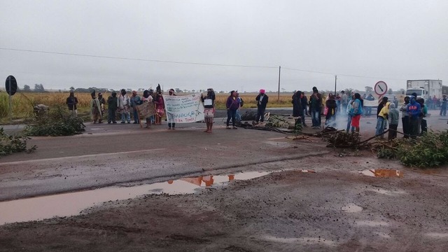 Indígenas encerram interdições em rodovias de Mato Grosso do Sul Índios em protesto na BR-163, em Caarapó (Foto: PRF/ Divulgação)