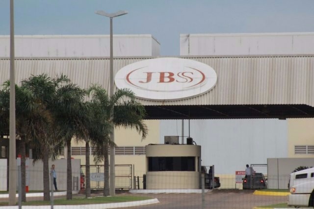 JBS confessa que não cumpriu acordo para investimentos na unidade de Ponta Porã O documento, assinado pelos advogados José Wanderley Bezerra Alves e Gustavo Marques Ferreira, advogados contratados pela empresa para acompanhar os trabalhos da CPI, foi entregue na tarde de terça-feira à Comissão. (Foto: Arquivo)