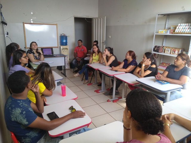 Graduandos que acompanham crianças com necessidades especiais tiraram dúvidas e receberam orientações da psicóloga da REME (Foto/Assessoria)
 