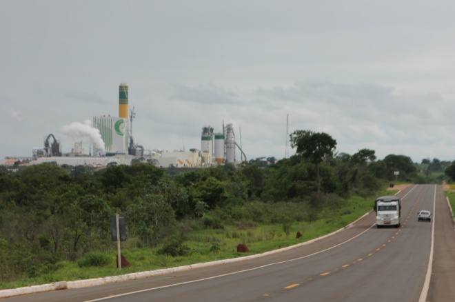 A fábrica de celulose da Eldorado Brasil, inaugurada no último dia 12 é a maior do mundo em produção de linha única e para ter competitividade global precisa de fazer parcerias com os produtores da região para ampliar a área de florestas (Foto: Ricardo Ojeda)  