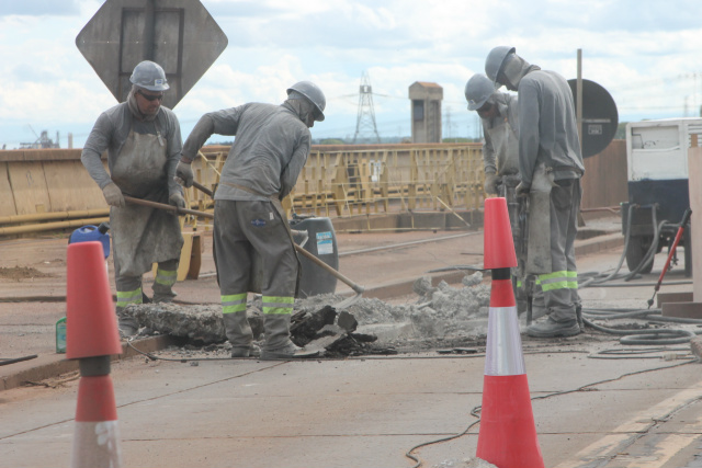 Operários retiram entulhos da pista, que está recebendo reparos na pavimentação. (Foto: Patrícia Miranda)