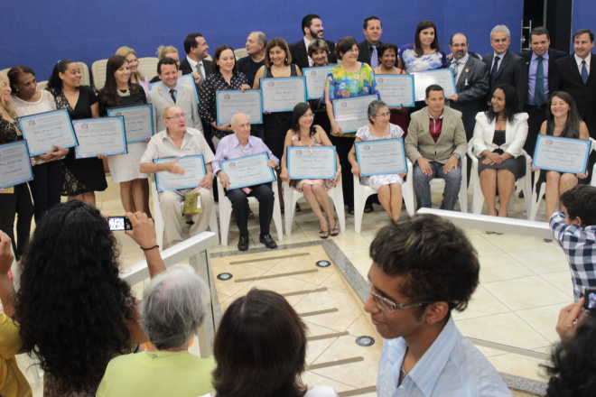 Comenda Professor Comprometido é entregue por vereadores A cantora Eloá apresentou um louvor, para complementar o momento, que é realizado de acordo com o Regimento Interno da Câmara (Foto: Divulgação/Assecom)