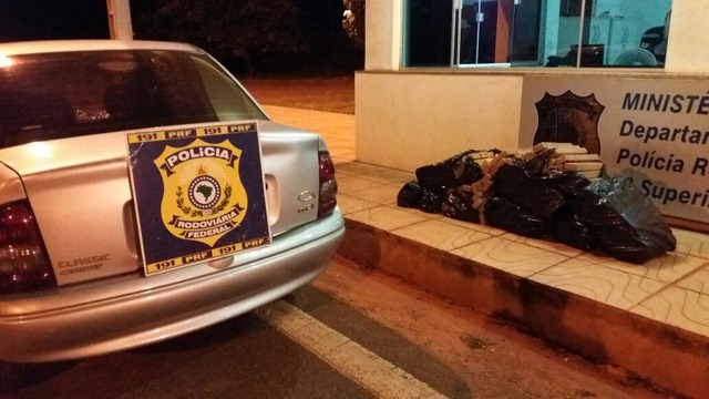 PRF prende duas pessoas por tráfico de drogas na BR-158 Os dois ocupantes se mostraram nervosos com a abordagem dos policiais e deram informações contraditórias (Foto/Assessoria)