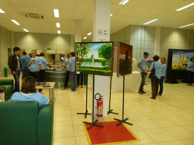 Exposição em placa de celulose retrata progresso industrial de Três Lagoas Devido ao crescimento industrial de Três Lagoas, a ideia foi apresentar aos alunos um breve histórico sobre as principais indústrias do município (Foto: Divulgação/Assecom)