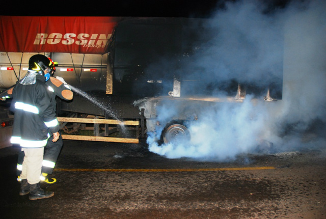 Sistemas de freios trava e carreta pega fogo, entre Bataguassu e Santa Rita do Pardo O corpo de bombeiros foi acionado e esteve no local, onde realizaram o combate as chamas. (Foto: Da Hora Bataguassu)