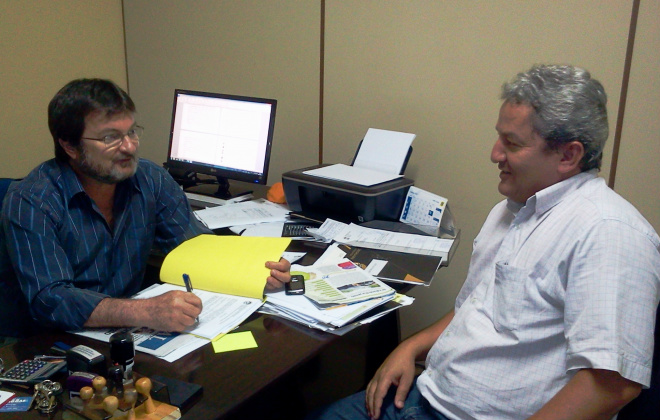 De camisa azul, o delegado regional Vitor Lopes e o colega Ailton Pereira de Freitas recebeu a reportagem do Perfil News na tarde de ontem para falar sobre  problema (Foto: Ricardo Ojeda)