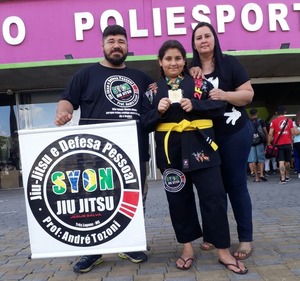 Ana Tozoni conquistou o ouro na faixa amarela, infantil 1, categoria pesadíssimo, consagrando-se bicampeã brasileira.