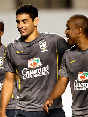 Diego Souza treina ao lado do santista Borges com a Seleção em Belém (Foto: AP)