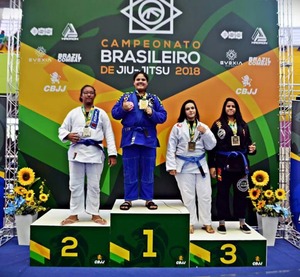 Julia Tozoni conquistou o bronze na faixa azul, juvenil 1, categoria pesadíssimo.