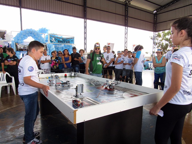 Os alunos participantes são premiados com medalhas (Foto/Assessoria)