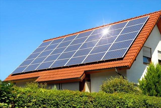 Aproveitar o sol para economizar: uso de energia solar diminui a conta de luz em mais de 50% Um sistema residencial padrão custa na faixa de R$ 15 mil e R$ 30 mil, e o valor já pode ser financiado pela maioria dos bancos (Foto: Divulgação)