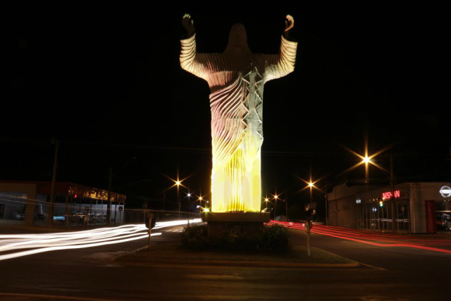 a estátua do Cristo Redendor fica localizada no cruzamento das avenidas Ranulpho Marques Leal e Capitão Olinto Mancini. (Foto: Divulgação)