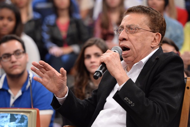 Paulo Silvino posa com Serginho Groisman, Belo e Suzana Vieira durante gravação do programa Altas Horas em julho de 2014 (Foto: Zé Paulo Cardeal/Globo)