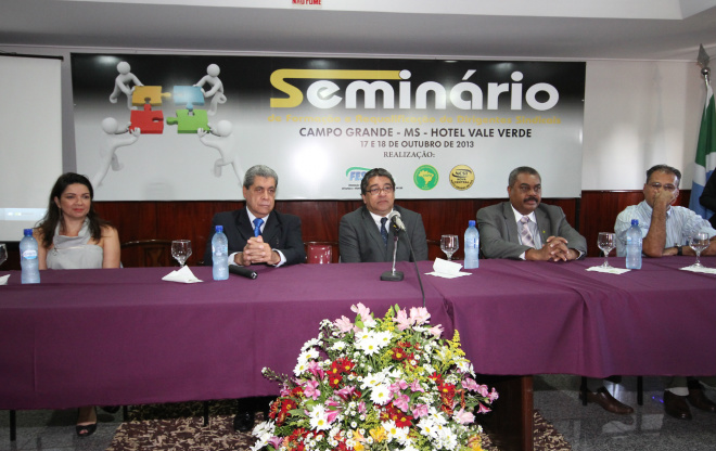 Puccinelli fala sobre conquistas de servidores públicos O seminário foi promovido pela Confederação dos Servidores Públicos do Brasil, Nova Central Sindical e Federação dos Servidores Públicos de MS (Foto: Divulgação/Assecom)