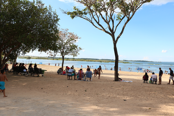 Balneário municipal: sol, areia, banho de rio, show de rock e encontro de motociclistas