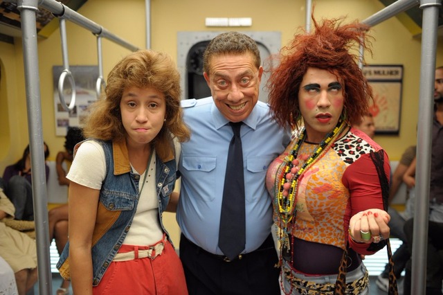 Morre o humorista Paulo Silvino, aos 78 anos, no Rio Paulo Silvino, no papel de Severino, posa para foto com Thalita Carauta e Rodrigo Sant'anna durante gravações do programa Zorra Total em setembro de 2011 (Foto: Renato Rocha Miranda/Globo)