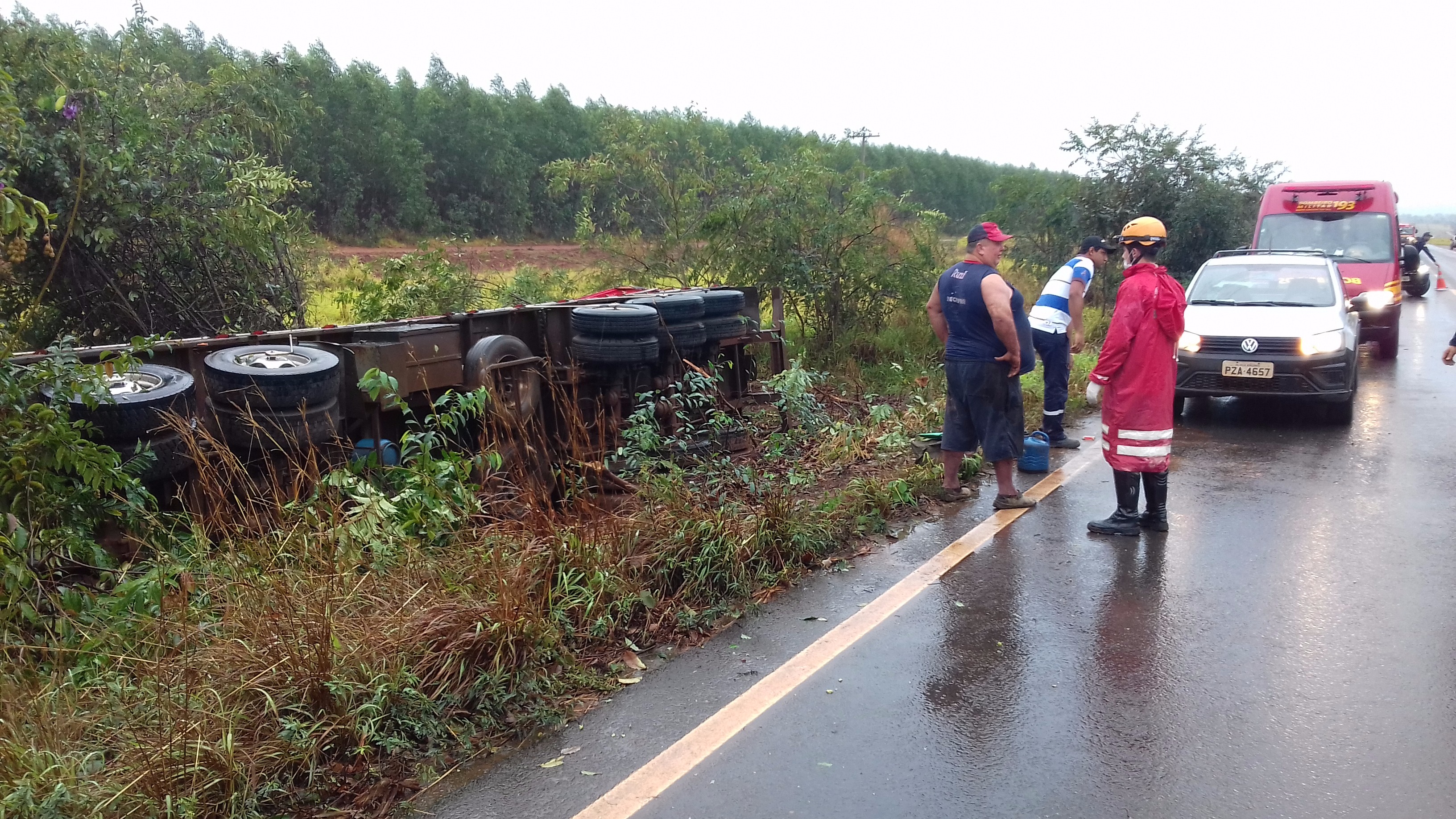 Pista molhada faz carreta tombar em Três Lagoas Carreta tombou para fora da pista. (Fotos: Divulgação/ Corpo de Bombeiros).