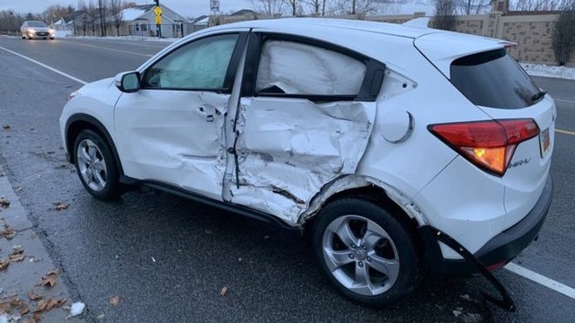 'Bird Box': motorista de olhos vendados bate o carro durante desafio inspirado em filme da Netflix Motorista se envolve em acidente após dirigir com olhos cobertos por gorro (Foto/BBC NEWS)