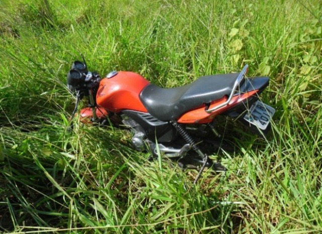 Motocicleta localizada também abandonada, na rodovia MS-473. (Foto: Divulgação PM)
