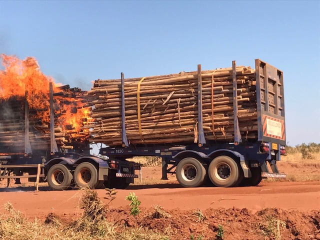 Momento que o fogo se alastra para outro compartimente de carga da carreta (Foto: Divulgação)