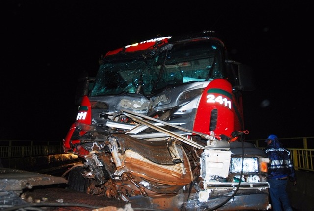 Carretas colidem e fecham trânsito em ponte que liga MS e SP Apesar da gravidade do acidente nenhum dos envolvidos ficou ferido gravemente. (Foto: Da Hora Bataguassu)