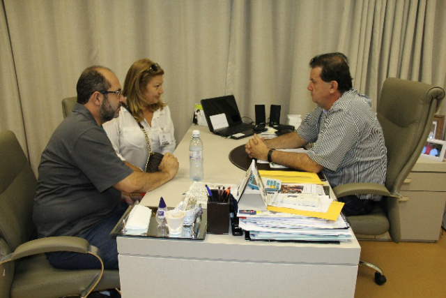 Os vereadores Pastor Ivanildo e Mariza Rocha no gabinete do deputado estadual Eduardo Rocha. (Foto: Assessoria) 