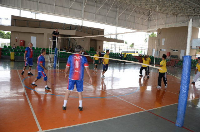 250 idosos dos municípios paulistas de Jales, Ilha Solteira, Araçatuba, Penápolis e Guararapes estiveram em Três Lagoas disputando o campeonato (Foto: Divulgação/ AI)