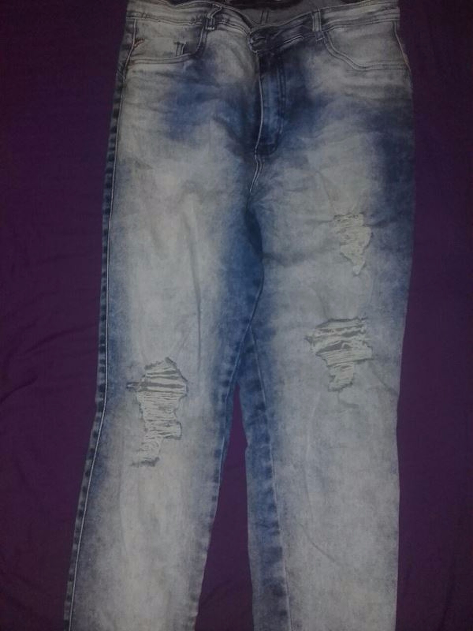 Aluna é impedida de ver aula por calça estar rasgada Calça alvo da polêmica em escola de Américo Brasiliense (Foto: Arquivo Pessoal)