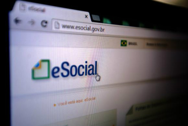 Para a emissão da guia unificada, o empregador deve acessar a página do eSocial na internet. (Foto: Agência Brasil)