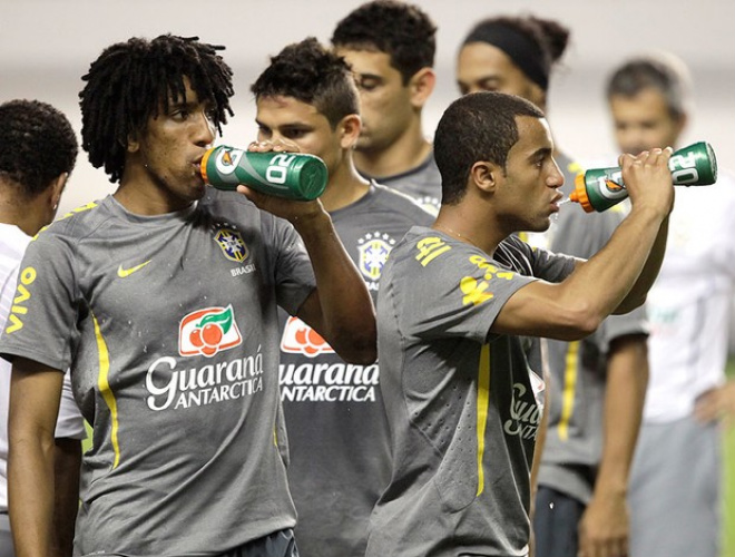 Mudanças no Brasil: Cortês, Romulo, Lucas e Borges serão titulares Cortês e Lucas no treino da Seleção em Belém (Foto: Mowa Press)