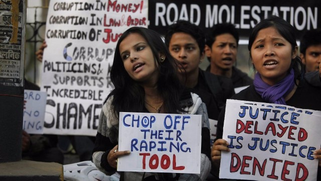 Estudantes protestam contra estupro (Foto: Anupam Nath / AP)