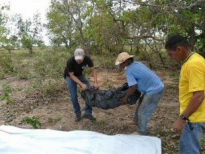 O corpo foi desenterrado em avançado estado de putrefação (Foto: Divulgação)