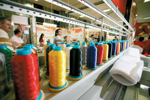 Em 2015, a produção física do segmento têxtil teve queda de 14,5% (1,9 mi de toneladas) e a do vestuário, de 10% (5,5 bi de peças). (Foto: Divulgação)