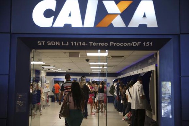 Correntistas da Caixa Econômica Federal e do Banco do Brasil com mais de 70 anos recebem hoje depósitos do Programa de Integração Social e do Programa de Formação do Patrimônio do Serviço Público (Foto/ José Cruz/Agência Brasil)