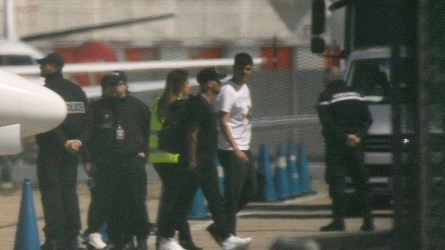 Neymar desembarca de avião em Le Bourget, perto de Paris Foto: CHRISTOPHE SIMON / AFP