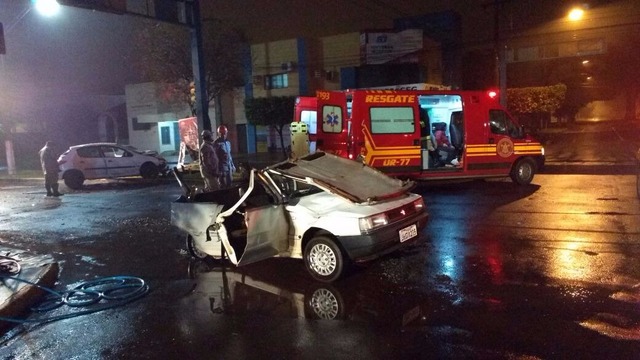 Carro tem teto arrancado e 3 ficam feridos em Dourados Com o impacto, o Uno chegou a ter o teto arrancado.(foto: Dourados News)