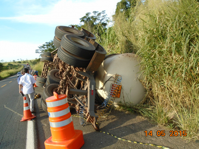 A carreta bitrem estava carregada com etanol. (Foto: Assessoria)