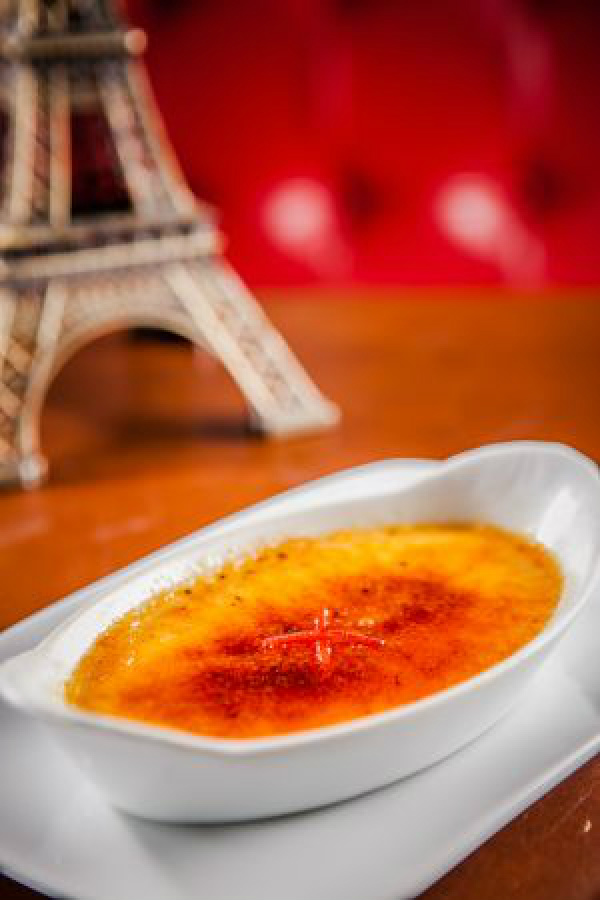 O Creme Brûllée, creme de baunilha finalizado com uma camada de açúcar caramelizada, o Tarte Tatin, torta de frutas típica francesa. (Foto: Divulgação)
