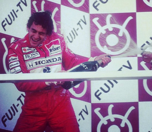 Senna comemorou e levantou o troféu de campeão mundial ao vencer seis das 16 provas da temporada, em 1991 (Foto: Globo Esporte)