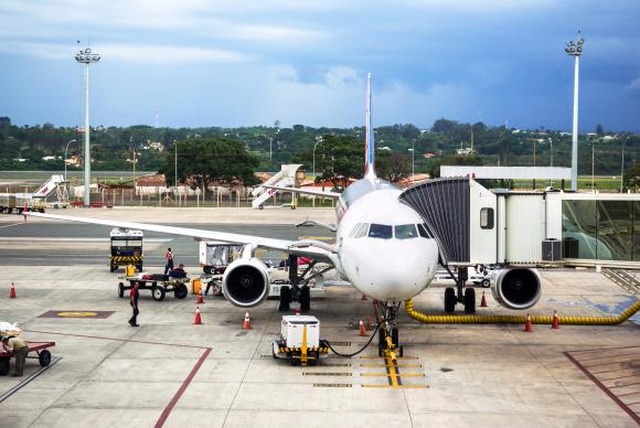 Pesquisas estudam ampliar o percentual de bioquerosene de aviação no abastecimento de aeronaves (Rodrigo Mello Nunes/ iStock)