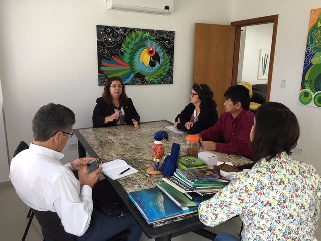 Durante a visita o secretário da pasta, Celso Yamaguti, falou com a diretora do Instituto Arara Azul (Foto/Assessoria)