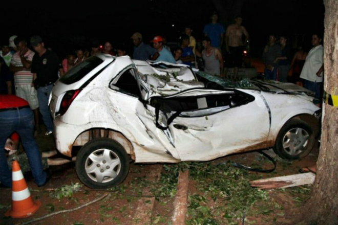 Colisão mata dois passageiros sem cinto de segurança Com o impacto, veículo ficou destruído (Foto: Wilson Amaral / MS Cidades)