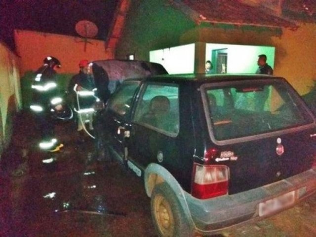 Casa de Jornalista é alvo de atentado pela 2° vez em MS Um dos veículos foi atingido pelo galão de gasolina que entrou em chamas (Foto: Sidrolândia News)