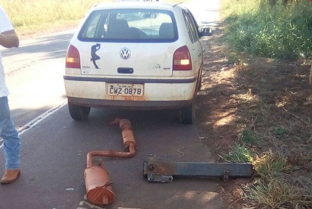 Carreta a serviço da Fibria solta peça e causa acidente na BR 262 Peça que se soltou do caminhão danificou carro de produtor rural (Foto: Divulgação)