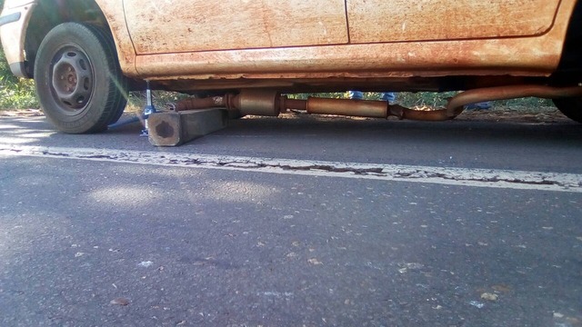 Carreta a serviço da Fibria solta peça e causa acidente na BR 262 Sapata do macaco da carreta da BRA presa sob o Gol (Foto: Divulgação)l