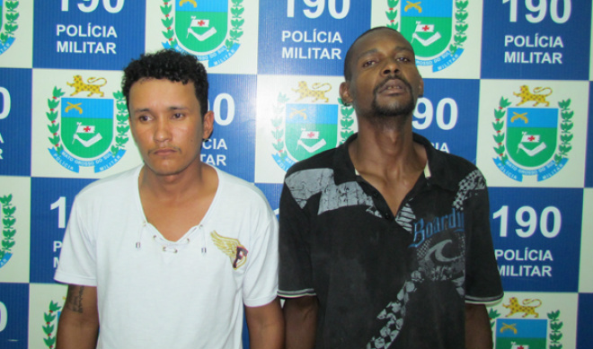 PM encontra arma e drogas em boca de fumo e prende dois Silva e Santos foram conduzidos à Delegacia de Pronto Atendimento Comunitário, onde receberam voz de prisão (Foto: Divulgação)