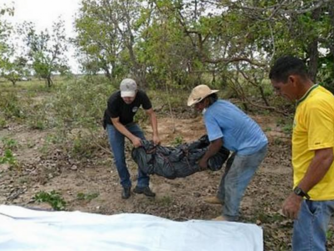 Sob ameaças de morte o acusado obrigou duas pessoas a ajudá-lo a enterrar o corpo da vítima, na própria fazenda há 250 quilômetros de Coxim (Foto: Policia Civil)