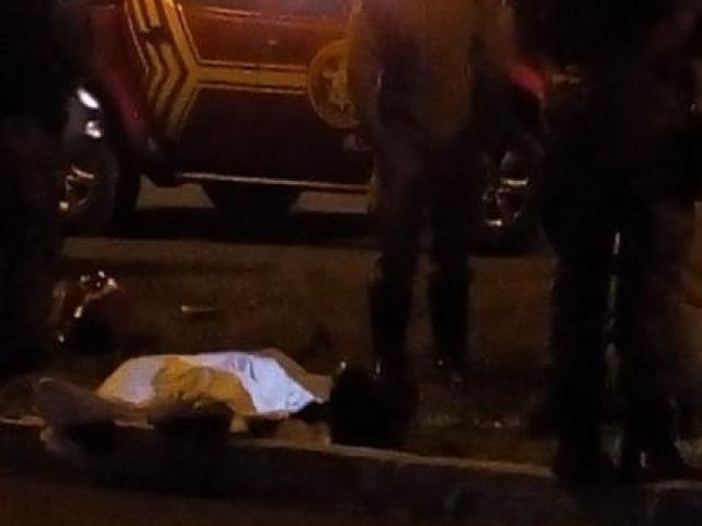 Dupla morre atropelada por veículo de vítima que havia acabado de roubar Corpo de um dos suspeitos que no canteiro central da Gury Marques. (Foto: Direto das Ruas)